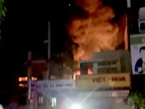 Sinh viên tháo chạy khi cháy nhà xưởng cạnh ký túc xá Đại học Sư phạm TP.HCM