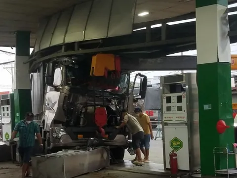 Kinh hãi xe tải lao thẳng vào cây xăng tông đổ 2 trụ bơm ở TP.HCM