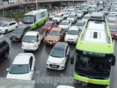 Cầu Vĩnh Tuy (Hà Nội) ùn tắc nghiêm trọng, vì sao?