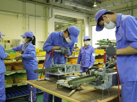 Tiền lương làm thêm giờ có tính đóng BHXH, thuế TNCN không?