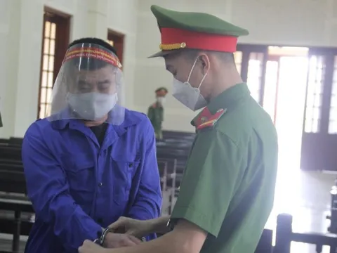 Hối hận muộn màng của người cha nhiều lần lầm lỡ hội ngộ con trai trong tù