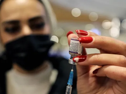 Tiêm mũi 4 vaccine COVID-19 hiệu quả thế nào trước Omicron? Dữ liệu nóng từ thế giới thực