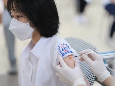 Trẻ 5-11 tuổi nên và không nên ăn uống gì trước khi tiêm vắc xin Covid-19?