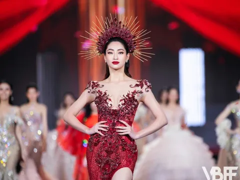 Lương Thùy Linh toả sáng trong chiếc váy nặng 15 kg của NTK Phạm Đăng Anh Thư