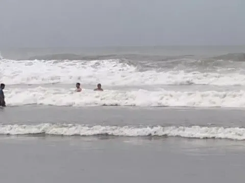 Đà Nẵng: Tắm biển, hiệu trưởng một trường THPT tử vong vì đuối nước