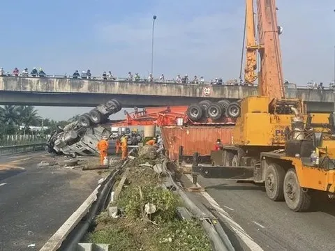 Xe container lật ngửa trên đường cao tốc khiến giao thông bị ùn ứ