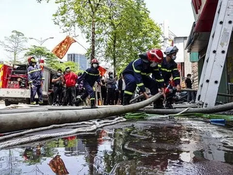 Hà Nội: Cháy lớn quán ăn, người dân hoảng hốt bỏ chạy
