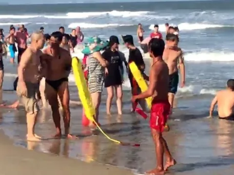 Cứu vớt kịp thời 2 du khách bị sóng cuốn khi tắm biển Vũng Tàu