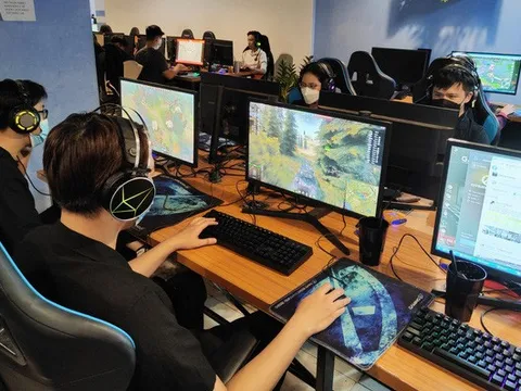 Quán game Hà Nội 'nườm nượp' khách ngày mở trở lại: Muộn là hết chỗ, muốn chơi phải chờ