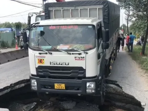 CLIP: Hố tử thần "ngoạm" đầu xe tải 15 tấn ở Thủ Đức