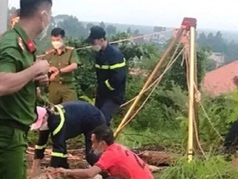 Đưa con gái đi đẻ, mẹ bị rơi xuống giếng hoang bên đường tử vong