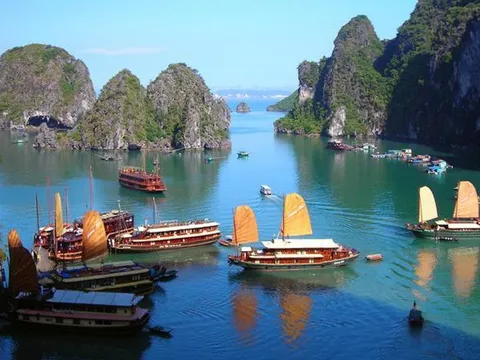 Khách đặt tour đi du lịch ầm ầm dịp lễ 30/4, giá tăng 30%, khách sạn 4-5 sao gần kín chỗ