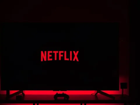 Giảm số lượng thuê bao lần đầu tiên sau 10 năm khiến cổ phiếu giảm sốc 25%, Netflix cân nhắc bắt người dùng xem quảng cáo