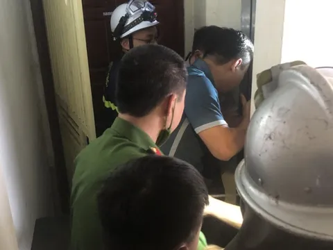 Hà Nội: 20 phút nghẹt thở giải cứu cháu bé 4 tuổi bị mắc kẹt trong hố thang máy