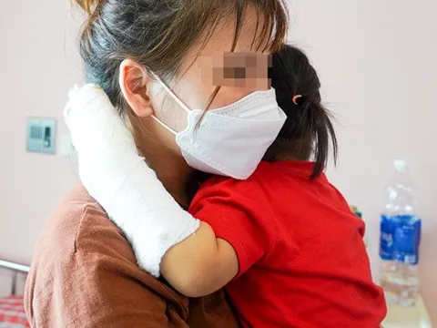 Bé 29 tháng tuổi ngừng tim, hoại tử tay vì chơi sạc điện thoại: Mẹ rất 'sốc và hoảng sợ'