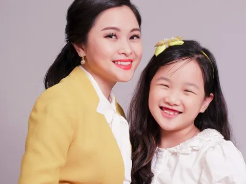 Con gái Mina Phạm giỏi tiếng Anh của BTV Mùi Khánh Ly