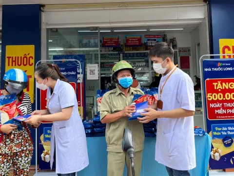 Long Châu chia sẻ: Tặng thuốc đến người có hoàn cảnh khó khan