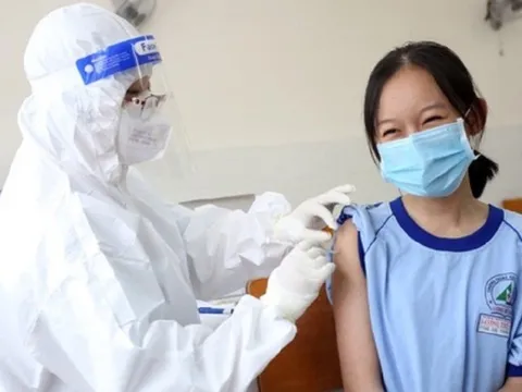 Khi tiêm vắc-xin Covid-19 trẻ gặp triệu chứng nào thì cần đến bệnh viện?