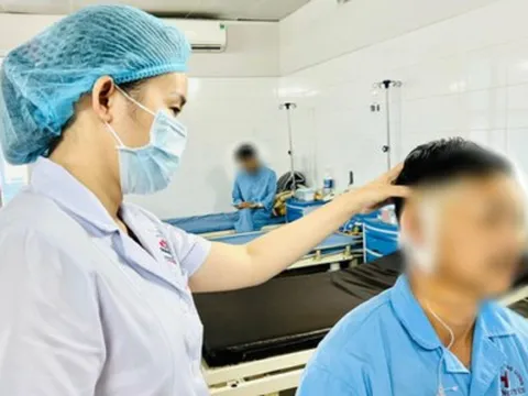 Đi săn chim người đàn ông bất ngờ bị đạn chì bắn ngược vào tai