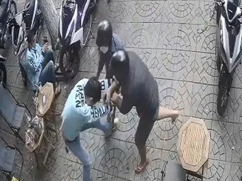Đang ngồi trong quán cà phê, nam thanh niên bất ngờ bị chém tới tấp