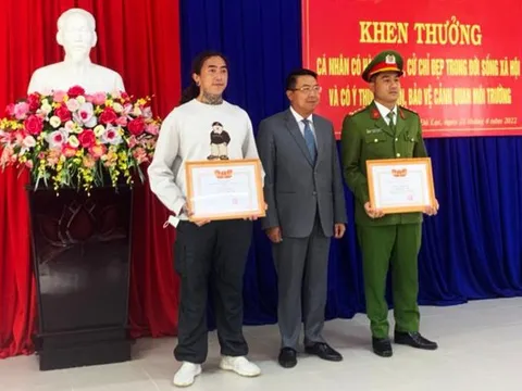 Khen thưởng chàng trai nhặt rác và đại úy trả lại 300 triệu cho người đánh rơi