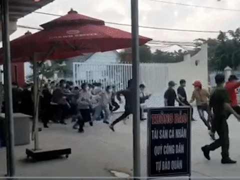 Clip: Chạy thục mạng, xô đẩy nhau khi đi làm sổ đỏ, nhiều người ngã lăn quay ở Bình Phước