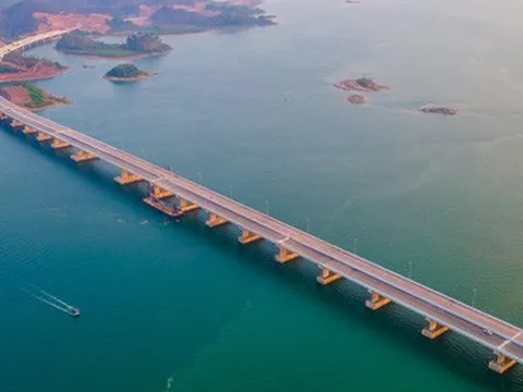 Ảnh: Cận cảnh cây cầu vượt biển dài nhất Quảng Ninh đang hối hả hoàn thiện những hạng mục cuối cùng