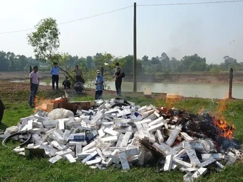 Long An: Tiêu hủy hơn 65.000 bao thuốc lá nhập lậu