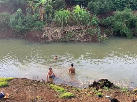 Đắk Lắk: Bố mẹ nghẹn ngào ôm thi thể con trai bị đuối nước thương tâm