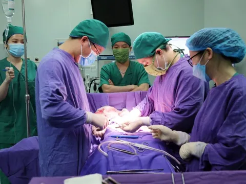 Bé gái 12 tuổi có khối u buồng trứng kích thước lớn hiếm gặp