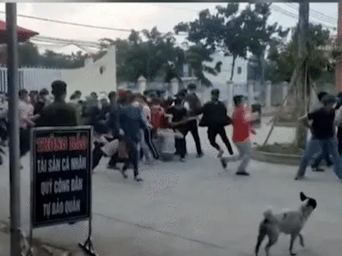 Vụ dòng người chen lấn xô nhau ngã lăn quay khi đi làm sổ đỏ: "Tôi phải đi từ 4h sáng"