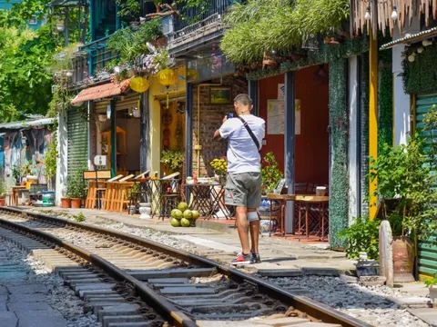Phố cà phê đường tàu ở Hà Nội đón khách trở lại với nhiều thay đổi lớn