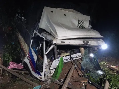 Tai nạn kinh hoàng, xe tải lao vào nhà dân khiến 3 người tử vong