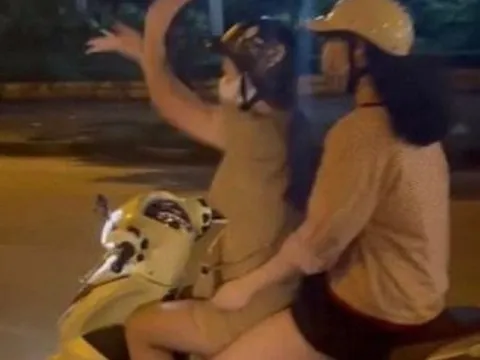 Buông tay "múa quạt" khi lái xe máy, cô gái trẻ bị xử phạt gần 9 triệu đồng