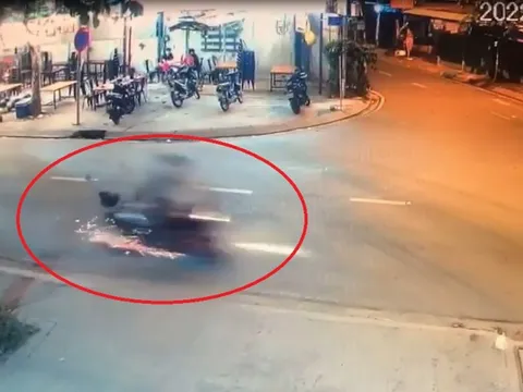 Bé trai 4 tuổi chạy ra đường bị xe máy tông văng xa nhiều mét ở TP.HCM: Lời kể người mẹ