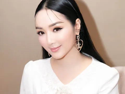 Giáng My diện đầm đơn giản vẫn trẻ đẹp, nổi bật