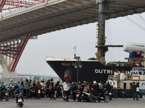 Giải cứu thành công tàu biển 12000 tấn, ngăn chặn nguy cơ đâm va vào cầu Hoàng Văn Thụ - công trình giao thông cấp đặc biệt