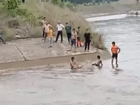 Giăng lưới tìm 2 người lái máy múc đang mất tích dưới kênh nước sâu ở Dầu Tiếng