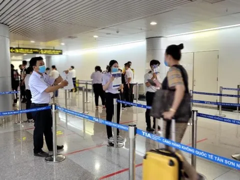 Chống ùn tắc sân bay Tân Sơn Nhất, TPHCM nới kiểm tra y tế người nhập cảnh