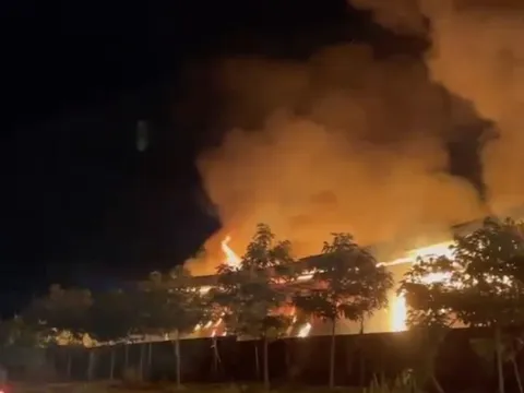 Đồng Nai: Cháy lớn tại nhà máy sợi trong đêm