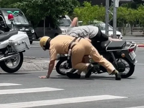 Đang xác minh clip người mặc cảnh phục CSGT khống chế và đạp vào người đi xe máy ở Tp.HCM