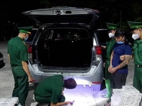 Bắt kẻ chở 12.500 bao thuốc lá lậu và giấu 2 biển số giả trên xe