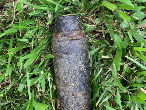 Huế: Phát hiện quả đạn pháo nằm trong công viên