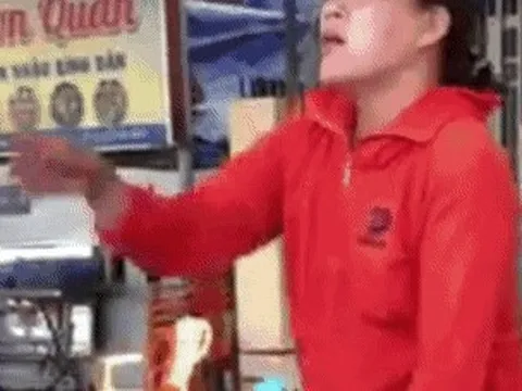 Vụ con trai chủ quán bánh xèo đánh khách chảy máu đầu: Khách ném ống đũa vào chủ quán