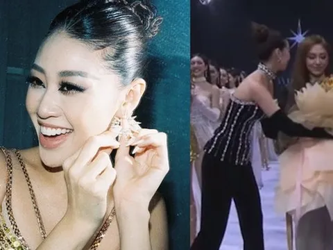 Tranh cãi hành động Khánh Vân nhường hoa cho nhà thiết kế: Tinh tế hay kém duyên?