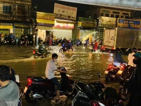 CLIP: Nhiều tuyến đường ở Biên Hòa chìm trong nước, "sóng" tràn vào nhà dân