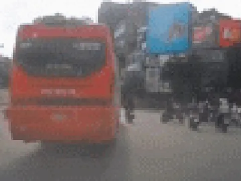 Hà Nội: Clip toàn cảnh vụ tai nạn thương tâm khiến 1 người phụ nữ tử vong tại chỗ ở Kim Mã