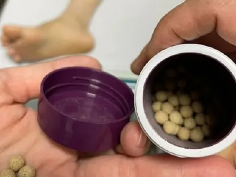 Cụ bà mệt lả sau khi mua thuốc của "lang y mạng" có chất cấm từ năm 1978