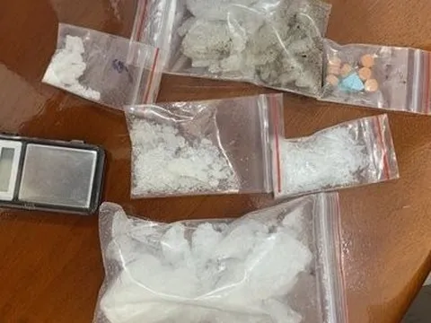 Nam thanh niên ném ma túy qua cửa sổ để phi tang nhưng không thoát