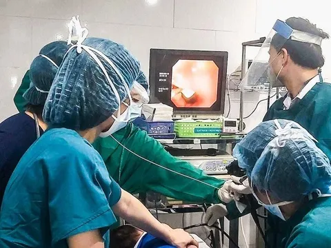 Bé trai 16 tháng tuổi cấp cứu sau khi nuốt mặt nhẫn